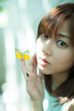 穿黄睡衣的女孩